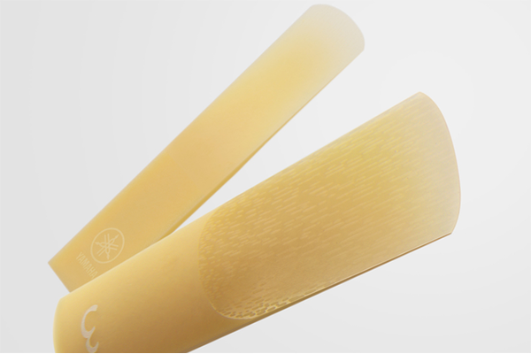 Synthetic reeds with a natural feel