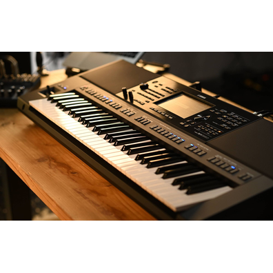 Photo of Yamaha Arranger Workstation PSR-SX920 on a desk.