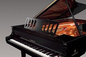 7. Suportul de partitură perforat, pentru prima dată standard la pianele Yamaha cu coadă, pentru concerte